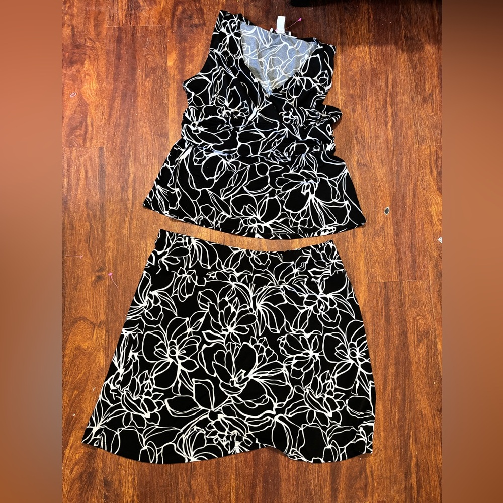 White House Black Market Black and White Patterned Top
